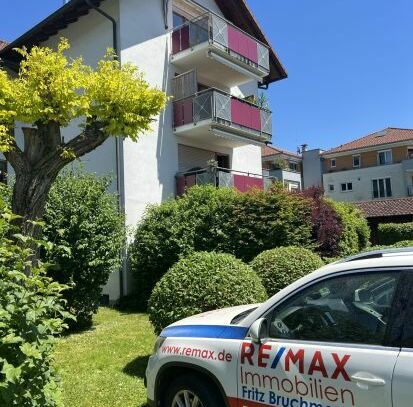 Neueres Baujahr 2000 + Frisch renoviert + Familienfreundlich: 3-Zi-Wohnung mit EBK, Balkon, Garage