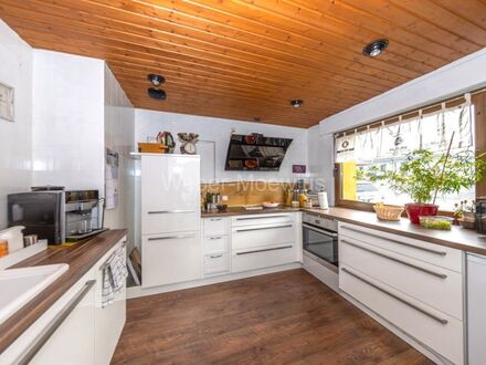 3-Parteien-Haus / freistehend + gepflegt / vermietet / 2 Garagen, 
1 Doppelcarport, 2 Stellplätze