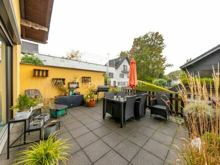"GERÄUMIG UND GEPFLEGT" freistehendes Wohnhaus mit Terrassen, Balkon, Garagen + Doppelcarport
