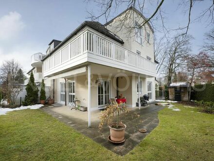 Gehobenes Ambiente: Erdgeschoßwohnung mit kleinem Souterrain und großem Garten