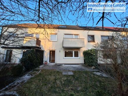 Vollunterkellertes, leerstehendes Reihenmittelhaus mit Balkon, Garten und Garage