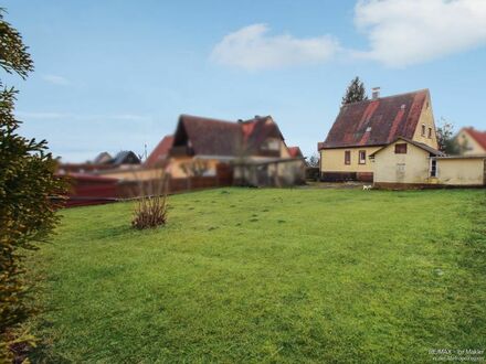 Herrliches und großes Grundstück mit Bestand zum Sanieren oder Abreisen