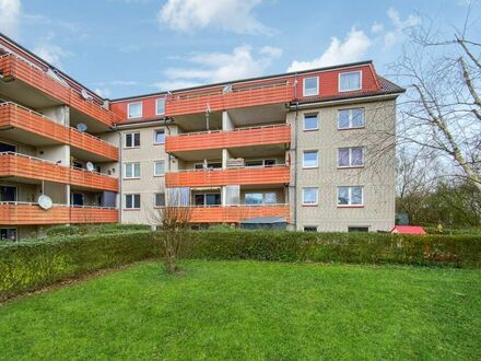 Renovierte 3-Zimmer-Wohnung im zweiten Obergeschoss mit großem Balkon in Schönberg