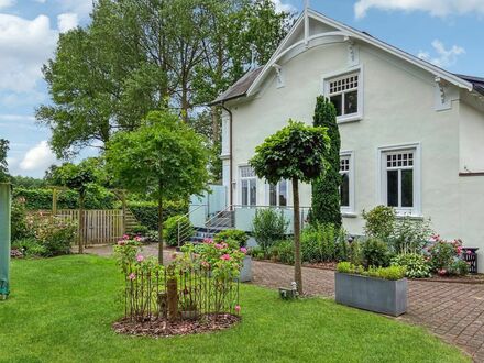 Geschmackvolle Jugendstil-Villa mit 5 Zimmern und kleinem Nebengebäude in grüner Lage von Elmshorn