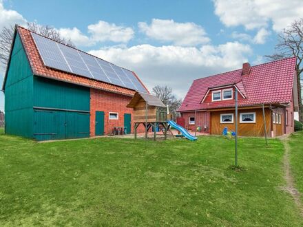 Armstorf: Gepflegtes Haus mit Photovoltaik-Anlage und großem Grundstück