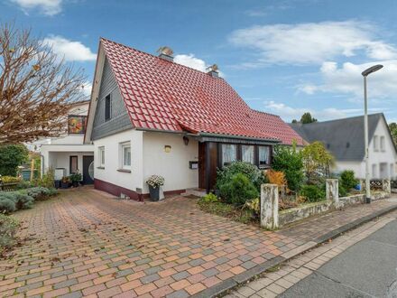 Zwei Wohnhäuser auf einem gepflegten Grundstück in attraktiver Lage von Hameln-Basberg