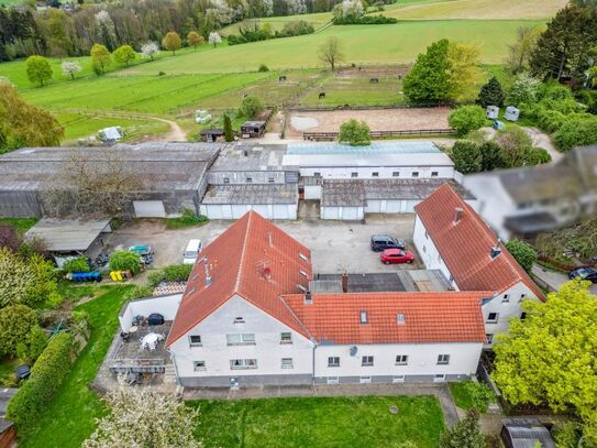 Areal mit Mehrparteienhaus - Reiterhof - Weideflächen - Neubau von DHH in Bergisch Gladbach