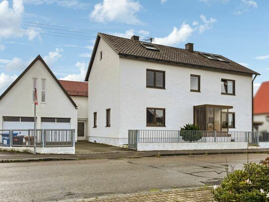 Großzügiges Ein-/Zweifamilienhaus mit ausgebautem Dachgeschoss in Gundelfingen