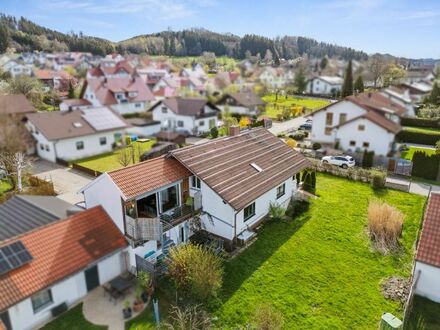 ALLGÄU: Zweifamilienhaus mit großem Grundstück in Wolfertschwenden - sofort bezugsbereit