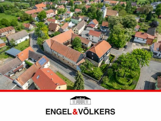 Exklusives Landgut: Historischer Vierseitenhof mit großzügigem Wohnraum und liebevoll restaurierten Scheunen