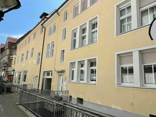 ! RESERVIERT ! ZENTRUM 2-ZIMMER-ALTBAUWOHNUNG MIT BALKON & EINSTELLPLATZ *FREI*