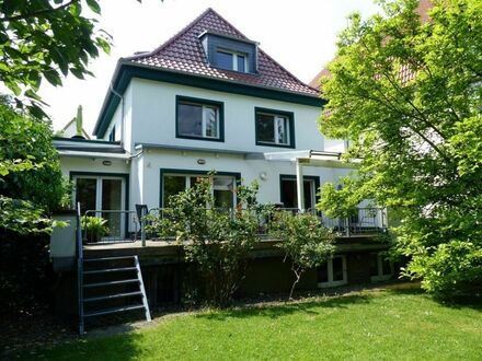 Ein Traum direkt an der Gräfte!
Hochwertige EG-Wohnung mit traumhafter/n Terrasse und Garten!