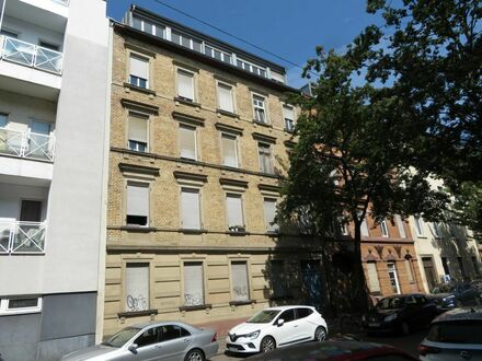 Sanierungsbedürftiges Mehrfamilienhaus in der Weststadt