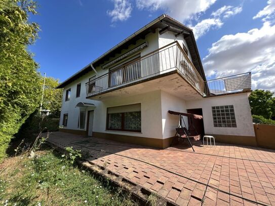 Zweifamilienhaus mit Garten und Garage