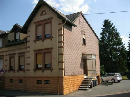 Zweifamilienhaus mit Garage und Garten in Spiesen-Elversberg
