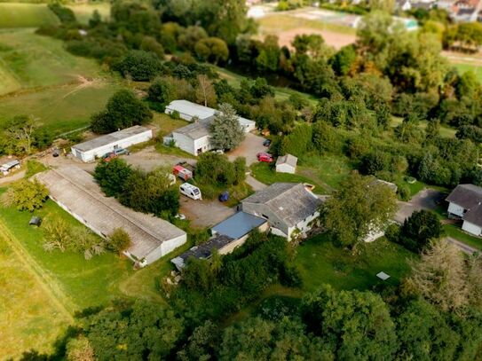 Gewerbeobjekt mit Hallen, Lager, Garagen und Wohnhaus - 20.000 m² Grundstück