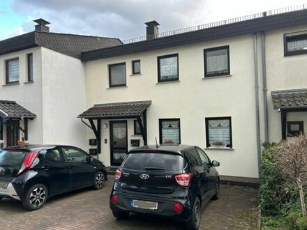 Gepflegtes Dreifamilienhaus mit Garten, Stellplätzen und Fernblick in schöner Sackgasse in Püttlingen - Köllerbach