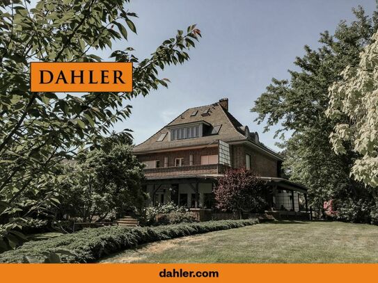 Dreamlike water estate with listed villa in art deco style in idyllic location of Potsdam