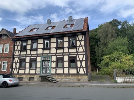 *Gepflegtes Zweifamilienhaus m. Garagen und Garten inkl. Photovoltaikanlage*