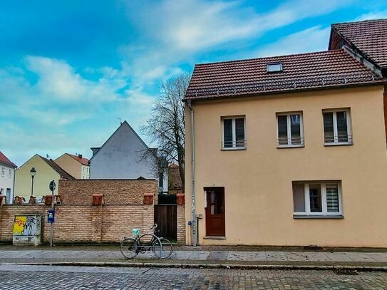 Zweifamilienhaus in der Altstadt von Nauen - YouTube: https://youtu.be/4G0rn6m4wcY