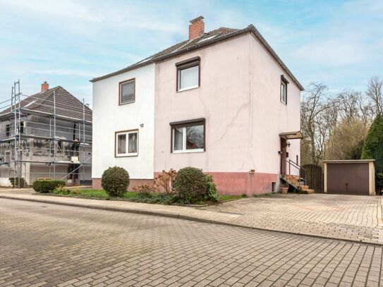 Renovierungsbedürftige Doppelhaushälfte mit großem Grundstück in Altenessen Süd