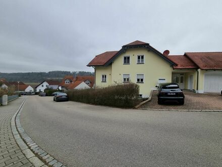 Exklusives Immobilienangebot in Greding: Wunderschönes Mehrfamilienhaus mit 3 Wohneinheiten