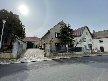 Bauernhaus mit Scheune und Garten in ländlicher Umgebung