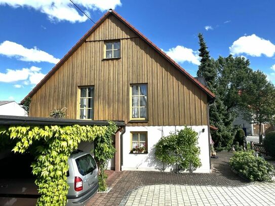 2-Familienhaus mit Ferien-Wohnungen, DG-Ausbau vorbereitet, 3er Carport und 4 STP in Waldberg kaufen