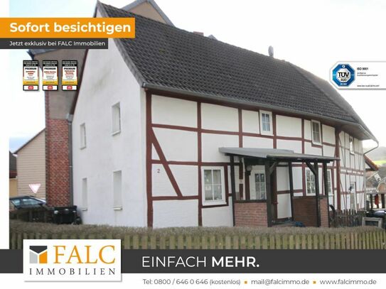 Fachwerkhaus mit neuem Dach, gedämmter Fassade, hohen Decken und Renovierungsbedarf innen