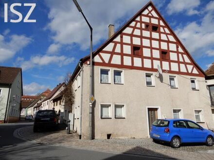 Interessant für Handwerker! MFH mit 4 Wohnungen und 2 Hallen!