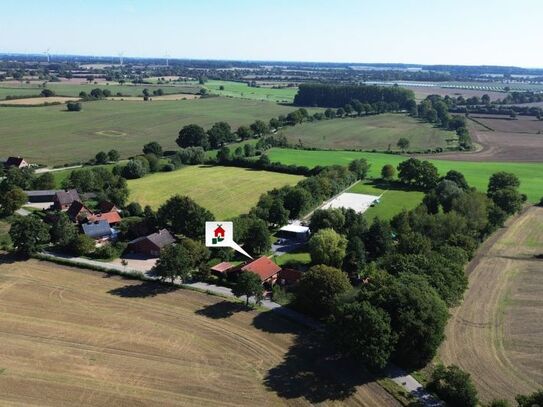 Modernes Blockbohlenhaus mit Hauskoppel und Gästehaus in ruhiger Lage