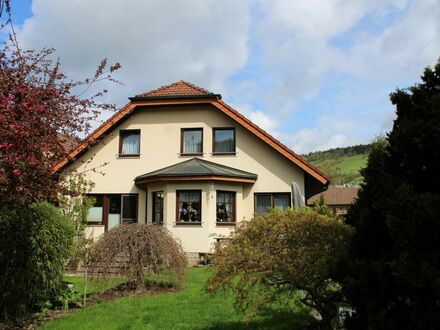 Ausschließliches Anlegerobjekt- schönes Zweifamilienhaus mit Garten und Garage