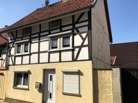 Überwiegend modern saniertes, kleines Landhaus bietet einer Familie ein "hübsches Nest" !