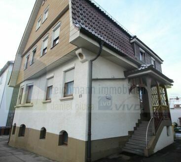 Charmantes 2- 3 Familien- Stadtwohnhaus mit Garten und Garage !