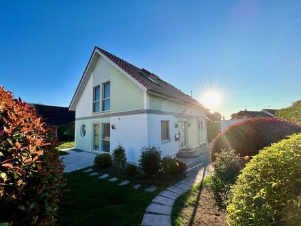 Reserviert - Gepflegtes Einfamilienhaus, Galerie & Traumgarten in ruhiger Lage, Sauna, Garage + SP