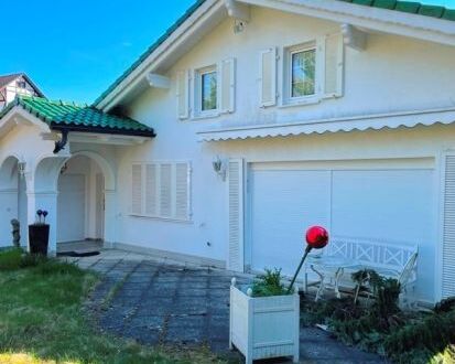 Stilvolles Einfamilienhaus auf großem Grundstück 75 m vom See entfernt