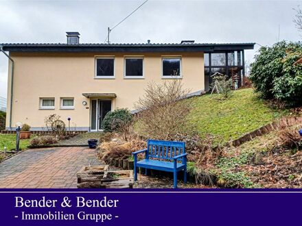Umfassend modernisiertes Einfamilienhaus in hervorragender Aussichtslage mit großer Garage und tollem Garten!
