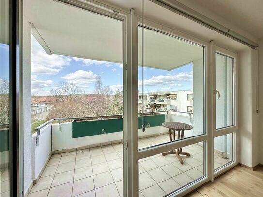Ansprechende + moderne 2-Zimmer-Wohnung mit großem sonnigen Balkon in guter Wohnlage