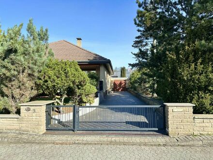 Schöner & großzügiger Bungalow mit gestaltetem Garten in guter Wohnlage