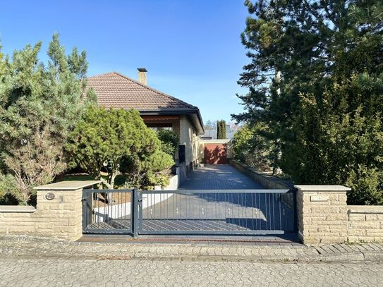 Schöner & großzügiger Bungalow mit gestaltetem Garten in guter Wohnlage