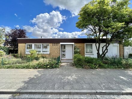 Wohnen auf einer Ebene im schönen Bungalow mit atriumähnlichen Garten in ruhiger zentraler Lage