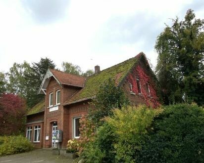 Sanierungsbedürftiges Mehrfamilienhaus in Avendorf auf großem Grundstück zzgl. freiem Baugrundstück