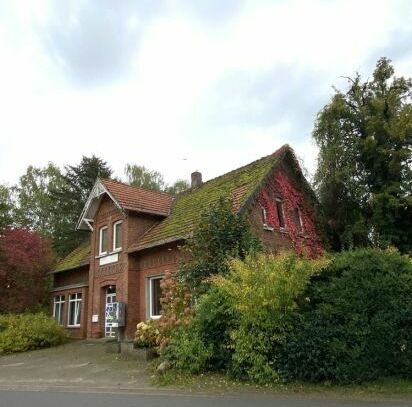 Sanierungsbedürftiges Mehrfamilienhaus in Avendorf auf großem Grundstück zzgl. freiem Baugrundstück