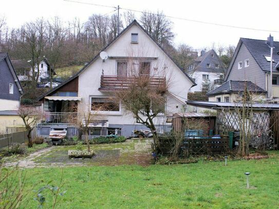 Freistehendes Einfamilienhaus mit zwei Garagen auf schönem Grundstück in Gummersbach
