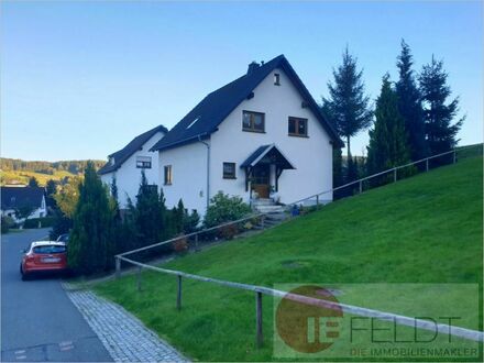 Attraktives Einfamilienhaus | Garage, Balkon, Terrasse, schöne Lage mit Aussicht