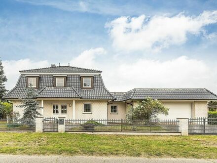 Einfamilienhaus mit 5 Zimmern, Terrasse und großem Indoor-Pool