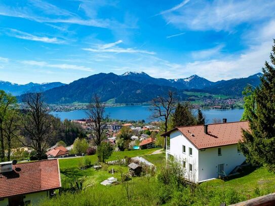 Traumhaftes Grundstück mit Panoramablick auf See und Berge