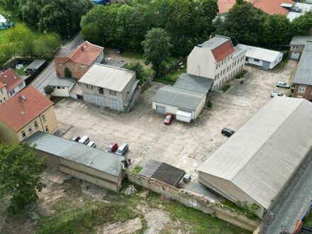 Auf 4.955 m² in Aschersleben! 2 Mehrfamilienhäuser, 
1 Hostel, Lagerhalle, Garagen, Carports, usw.