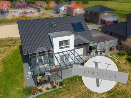 Neuwertiges Einfamilienhaus mit Doppelgarage in Sackgassenlage und freiem Feld- und Wiesenblick