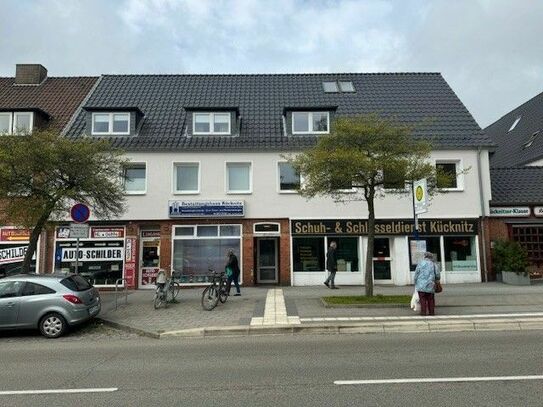 Wohn- und Geschäftshaus mit 3 Ladengeschäften, 4 Wohnungen und 3 Garagen in Lübeck-Kücknitz